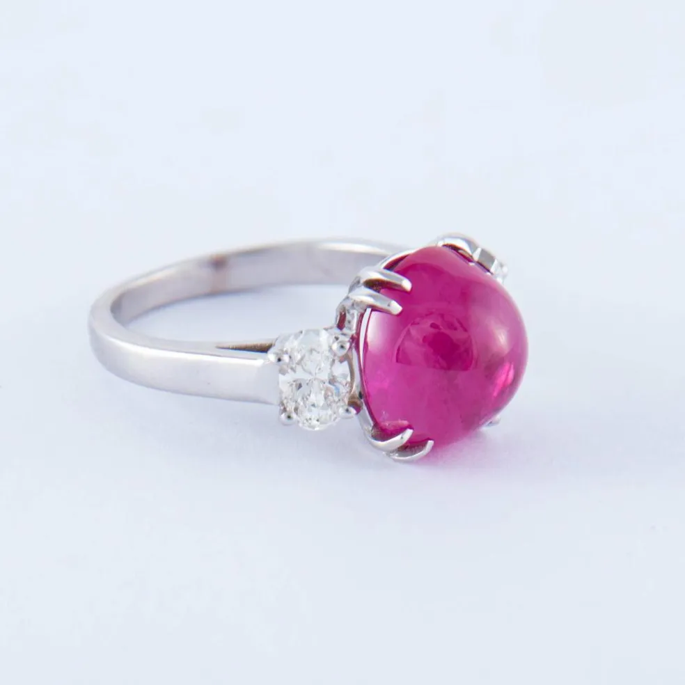 Bague en or gris, Rubis cabochon, Diamants