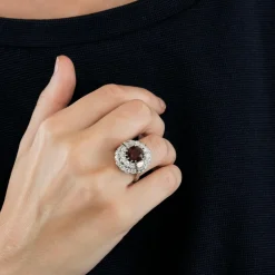 Bague en or gris rubis et diamants