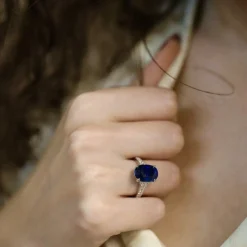 Bague en or gris saphir et diamants brillants