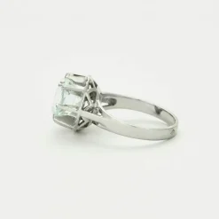 Bague en or gris serti d'une aigue marine
