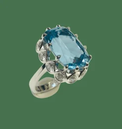 Bague en or gris sertie d'une aigue-marine