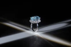Bague en or gris sertie d'une aigue-marine