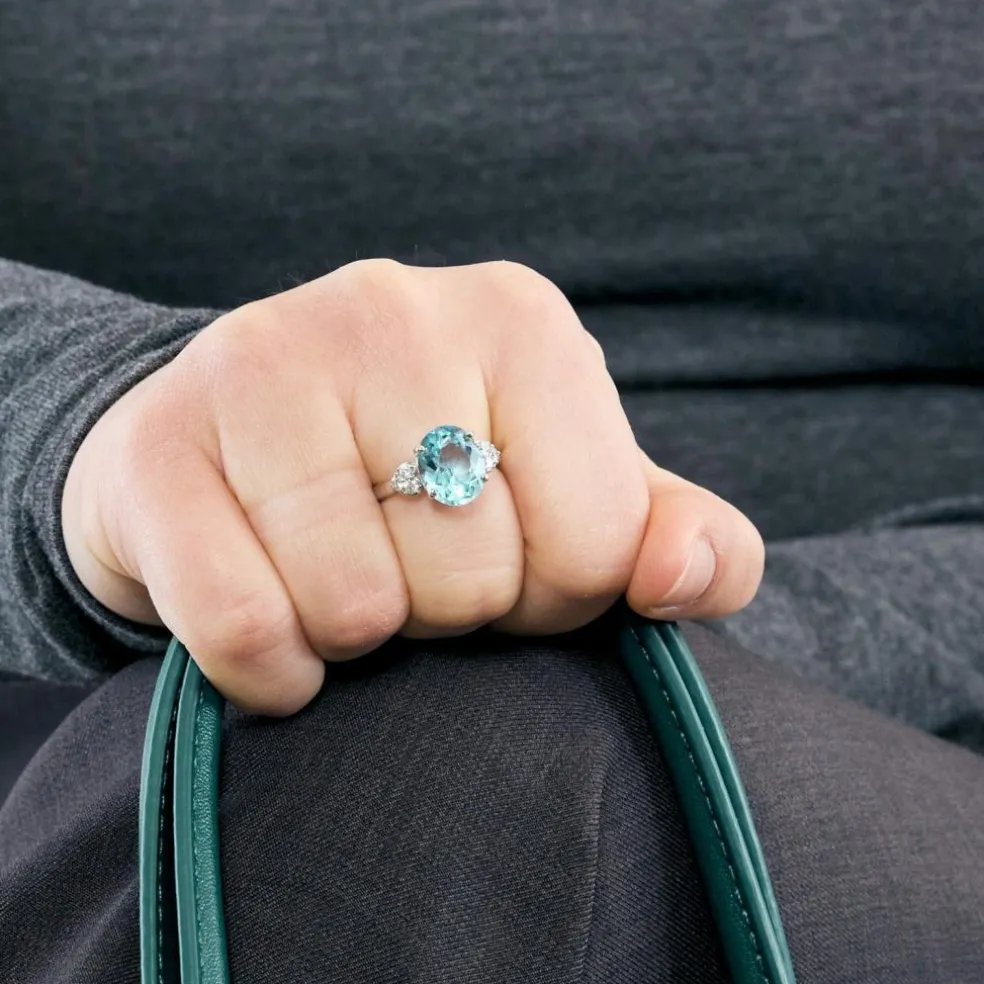 Bague en or gris topaze et diamants