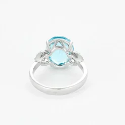 Bague en or gris topaze et diamants