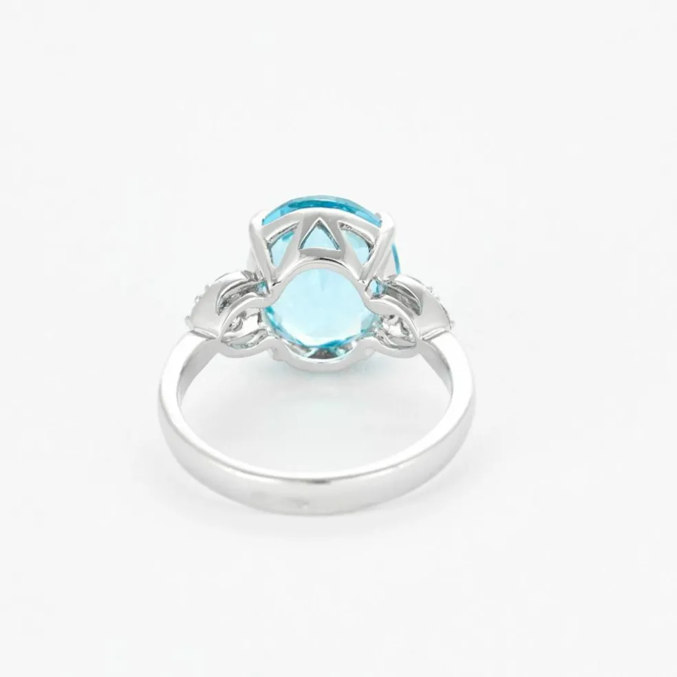 Bague en or gris topaze et diamants