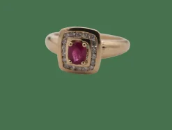 Bague en or jaune , avec rubis et diamants