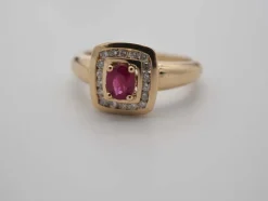 Bague en or jaune , avec rubis et diamants
