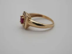 Bague en or jaune , avec rubis et diamants