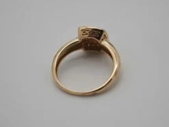 Bague en or jaune , avec rubis et diamants