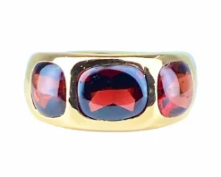 Bague en or jaune 18 carats ornée de 3 grenats