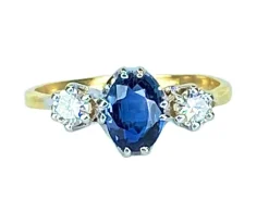 Bague en or jaune 18 carats : saphir épaulé de 2 diamants