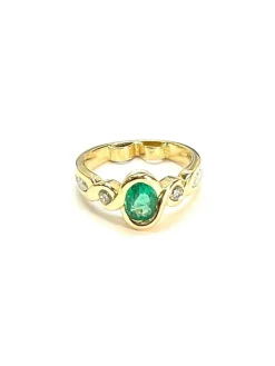 Bague en or jaune 18 carats sertie d'une émeraude ovale et diamants