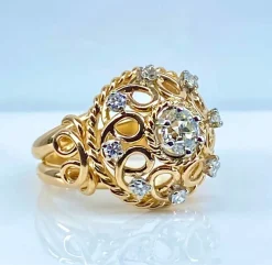 Bague en or jaune 18 carats , diamant 0,70 carat entouré de 8 diamants