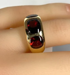 Bague en or jaune 18 carats ornée de 3 grenats