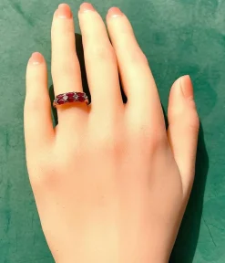 Bague en or jaune 18 carats, 6 rubis et 4 diamants