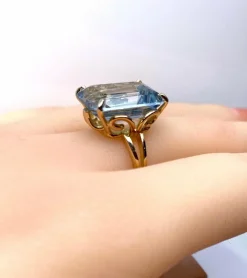 Bague en or jaune 18 carats et aigue marine