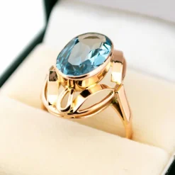 Bague en or jaune 14 carats avec aigue-marine