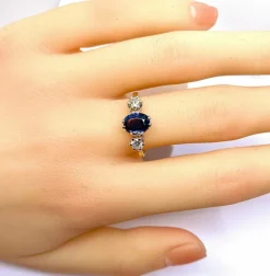 Bague en or jaune 18 carats : saphir épaulé de 2 diamants