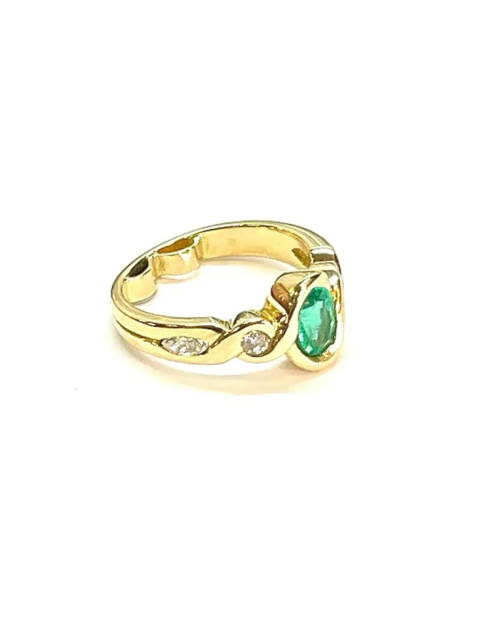 Bague en or jaune 18 carats sertie d'une émeraude ovale et diamants