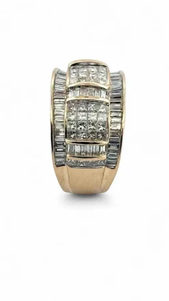Bague en or jaune 18 carats diamants princesse et baguette