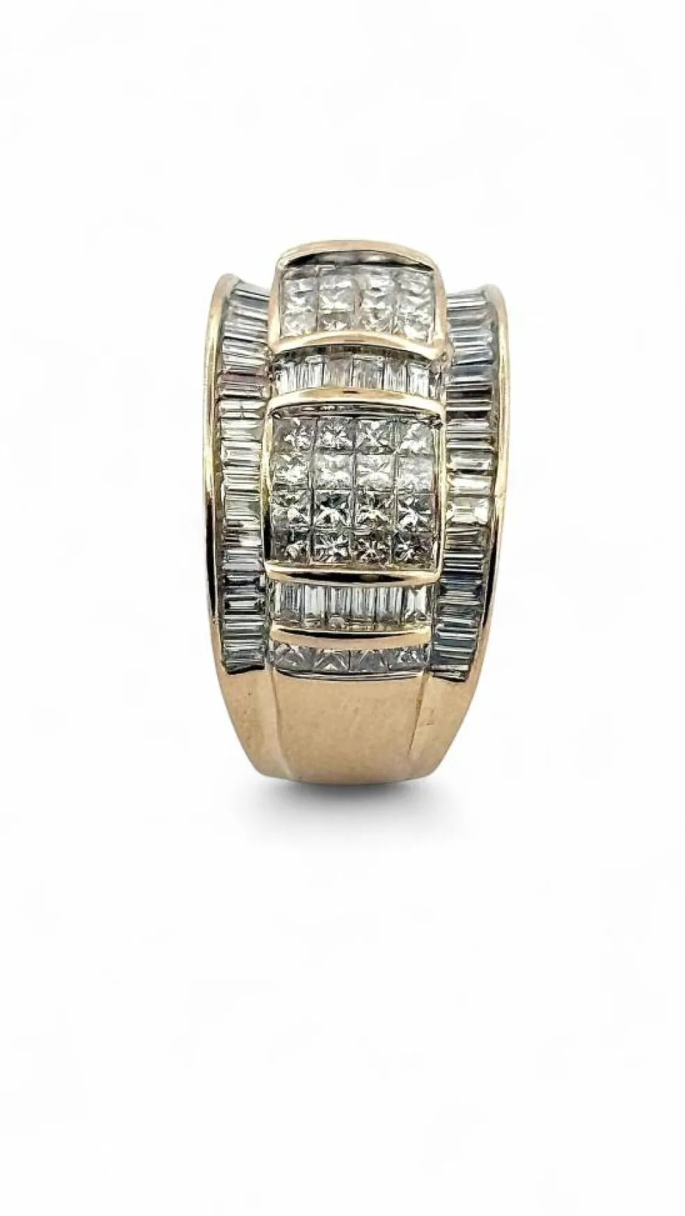 Bague en or jaune 18 carats diamants princesse et baguette