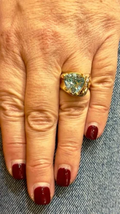 Bague en or jaune 18 carats et topaze bleue