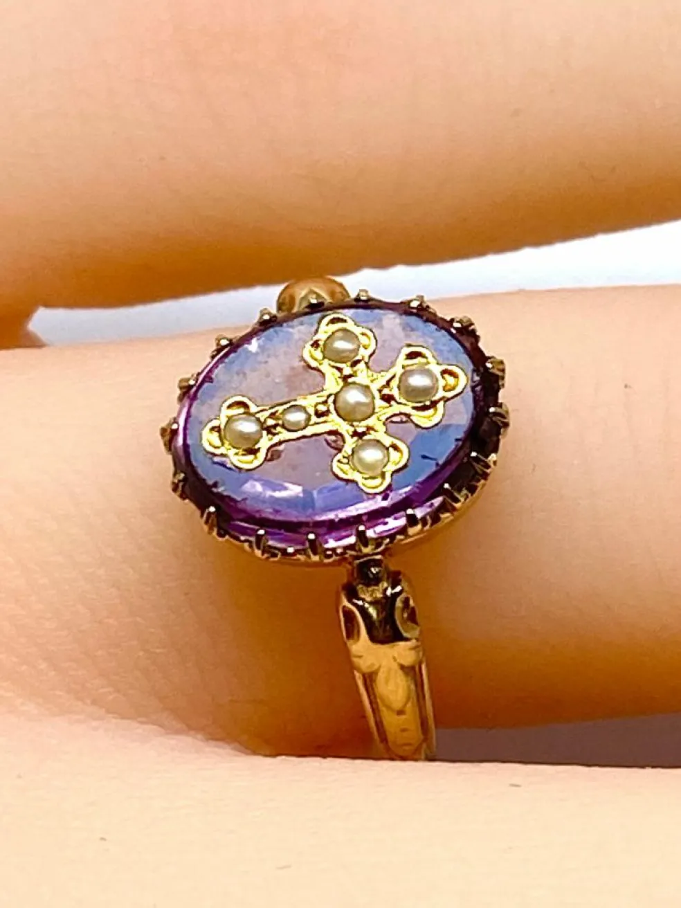 Bague en or jaune 18 carats ornée d’une croix en perles fines