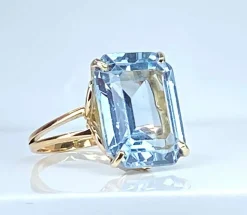 Bague en or jaune 18 carats et aigue marine