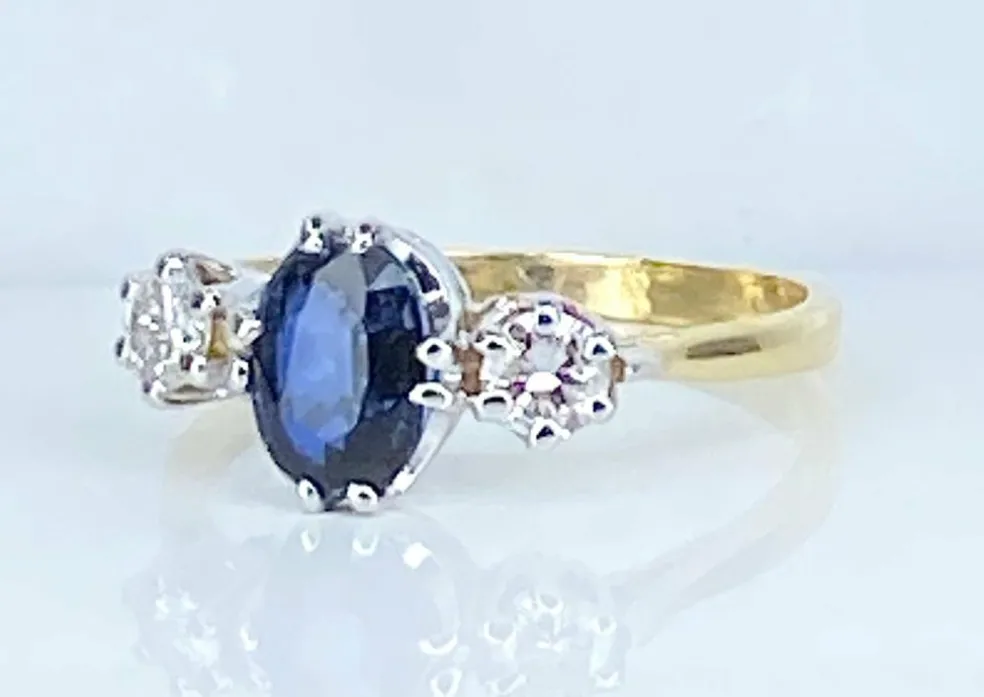 Bague en or jaune 18 carats : saphir épaulé de 2 diamants