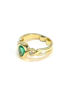 Bague en or jaune 18 carats sertie d'une émeraude ovale et diamants