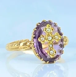 Bague en or jaune 18 carats ornée d’une croix en perles fines