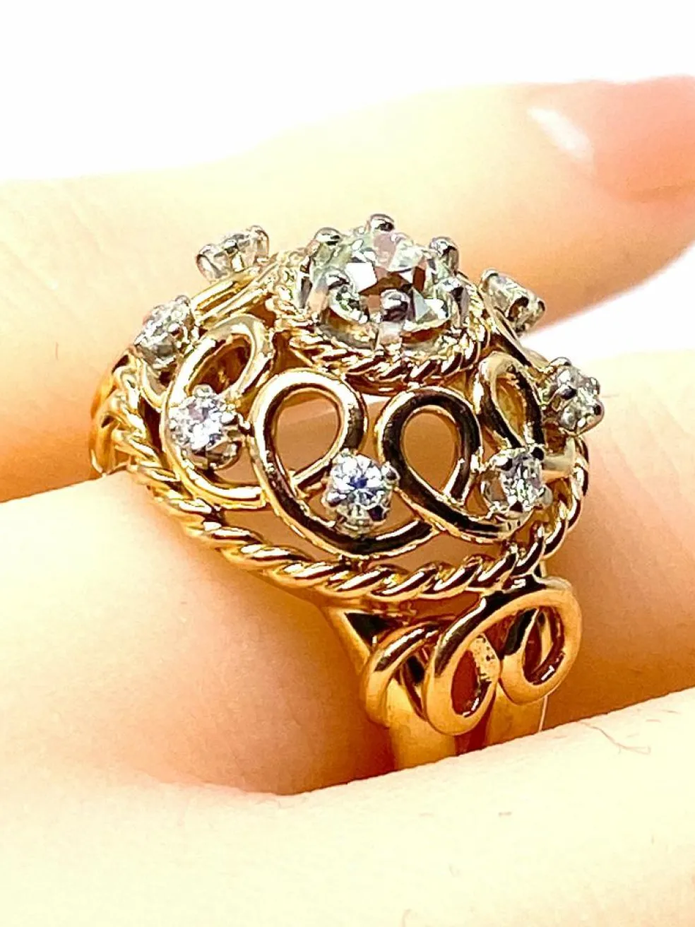 Bague en or jaune 18 carats , diamant 0,70 carat entouré de 8 diamants