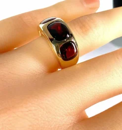 Bague en or jaune 18 carats ornée de 3 grenats