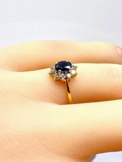 Bague en or jaune 18 carats, saphir et diamants
