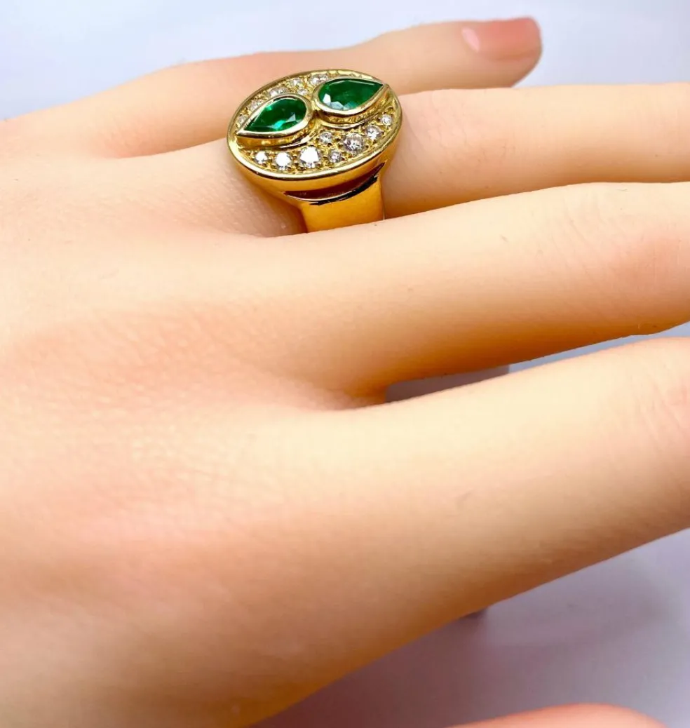 Bague en or jaune 18 carats, émeraudes et diamants