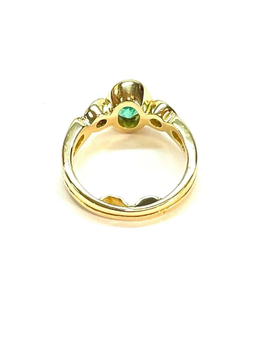 Bague en or jaune 18 carats sertie d'une émeraude ovale et diamants