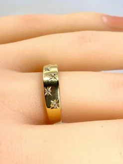 Bague en or jaune 18 carats sertie de 5 diamants