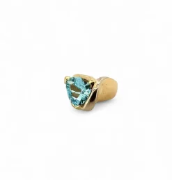 Bague en or jaune 18 carats et topaze bleue