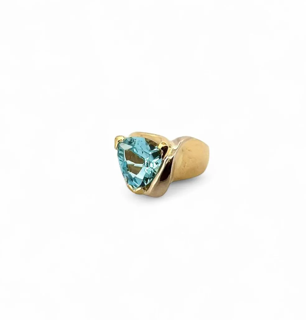 Bague en or jaune 18 carats et topaze bleue