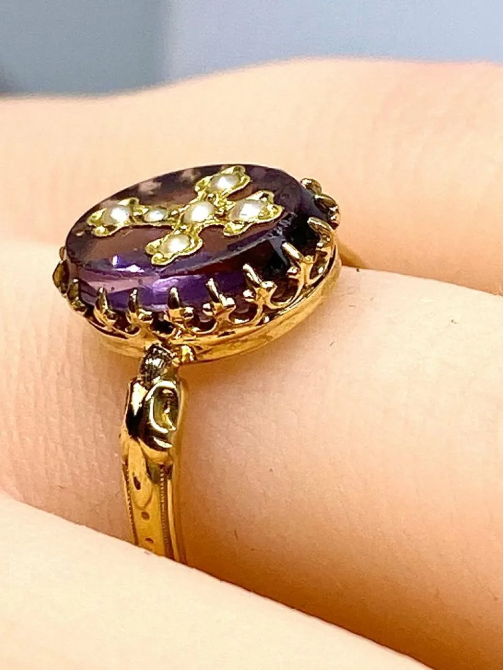 Bague en or jaune 18 carats ornée d’une croix en perles fines
