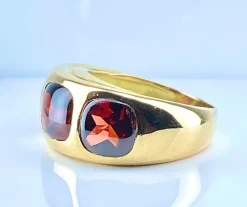 Bague en or jaune 18 carats ornée de 3 grenats