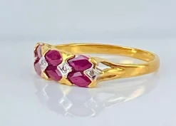 Bague en or jaune 18 carats, 6 rubis et 4 diamants