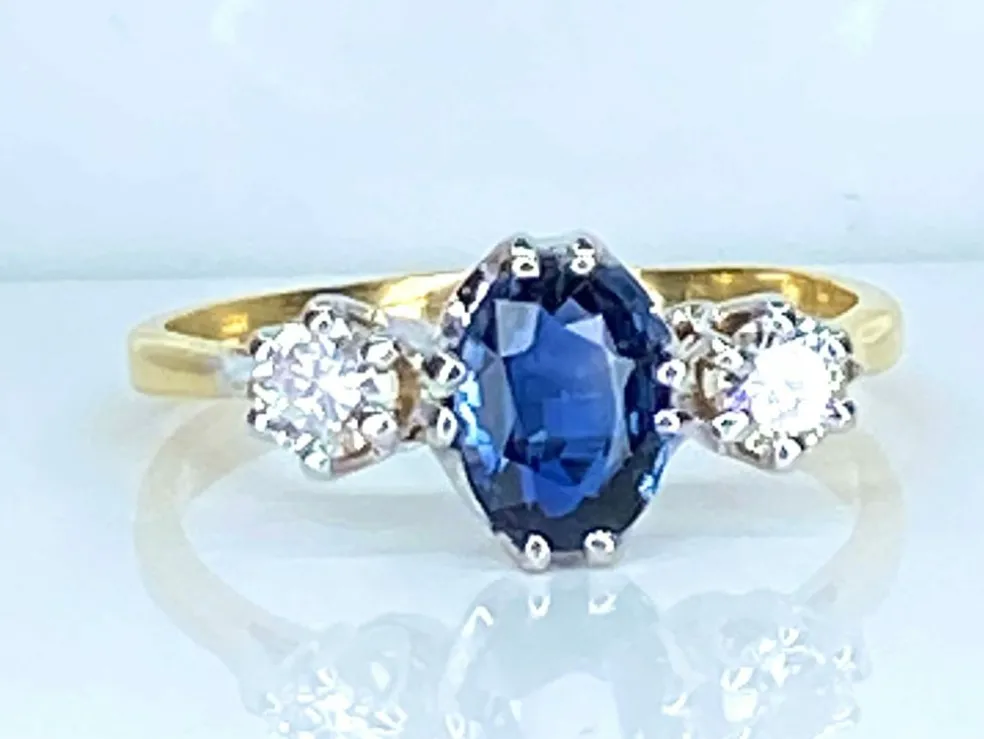 Bague en or jaune 18 carats : saphir épaulé de 2 diamants