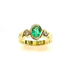 Bague en or jaune 18 carats sertie d'une émeraude ovale et diamants