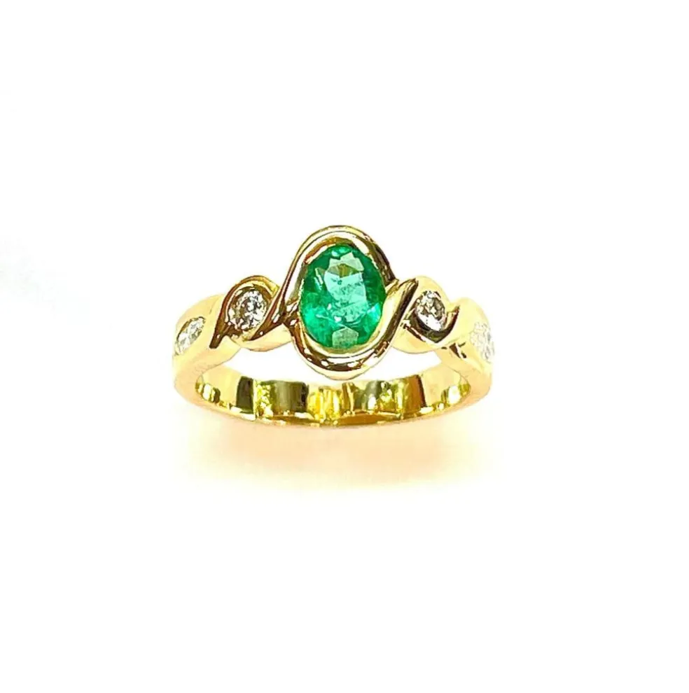 Bague en or jaune 18 carats sertie d'une émeraude ovale et diamants