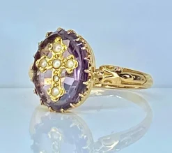 Bague en or jaune 18 carats ornée d’une croix en perles fines