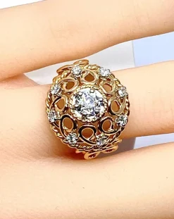 Bague en or jaune 18 carats , diamant 0,70 carat entouré de 8 diamants