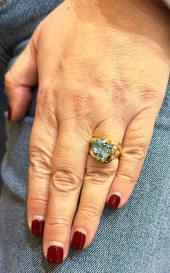 Bague en or jaune 18 carats et topaze bleue