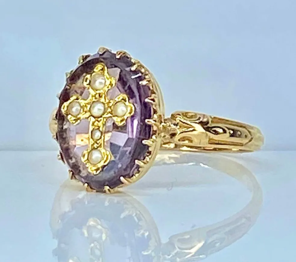Bague en or jaune 18 carats ornée d’une croix en perles fines