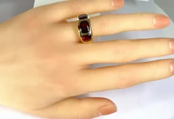 Bague en or jaune 18 carats ornée de 3 grenats